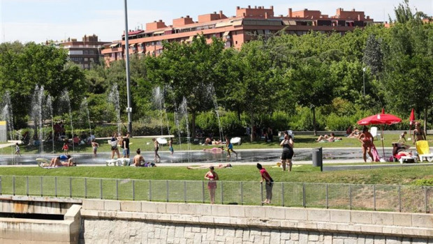 ep varias personas se refrescan de las altas temperaturas en las inmediaciones de los chorros de
