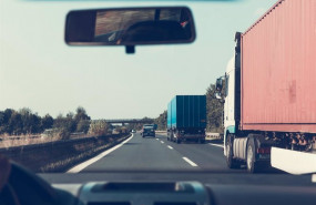 ep varios camiones circulando por la carretera