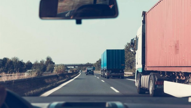 ep varios camiones circulando por la carretera