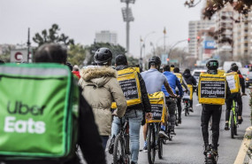 ep varios riders en una manifestacion contra la ley de riders