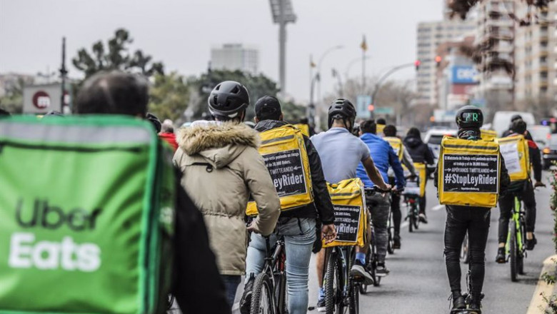 Varios 'riders' en una manifestación contra la 'Ley de Riders' | Rober Solsona - Europa Press ep varios riders en una manifestacion contra la ley de riders