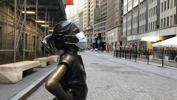 estatua nina wall street