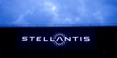 le logo stellantis sur un batiment a velizy villacoublay pres de paris 