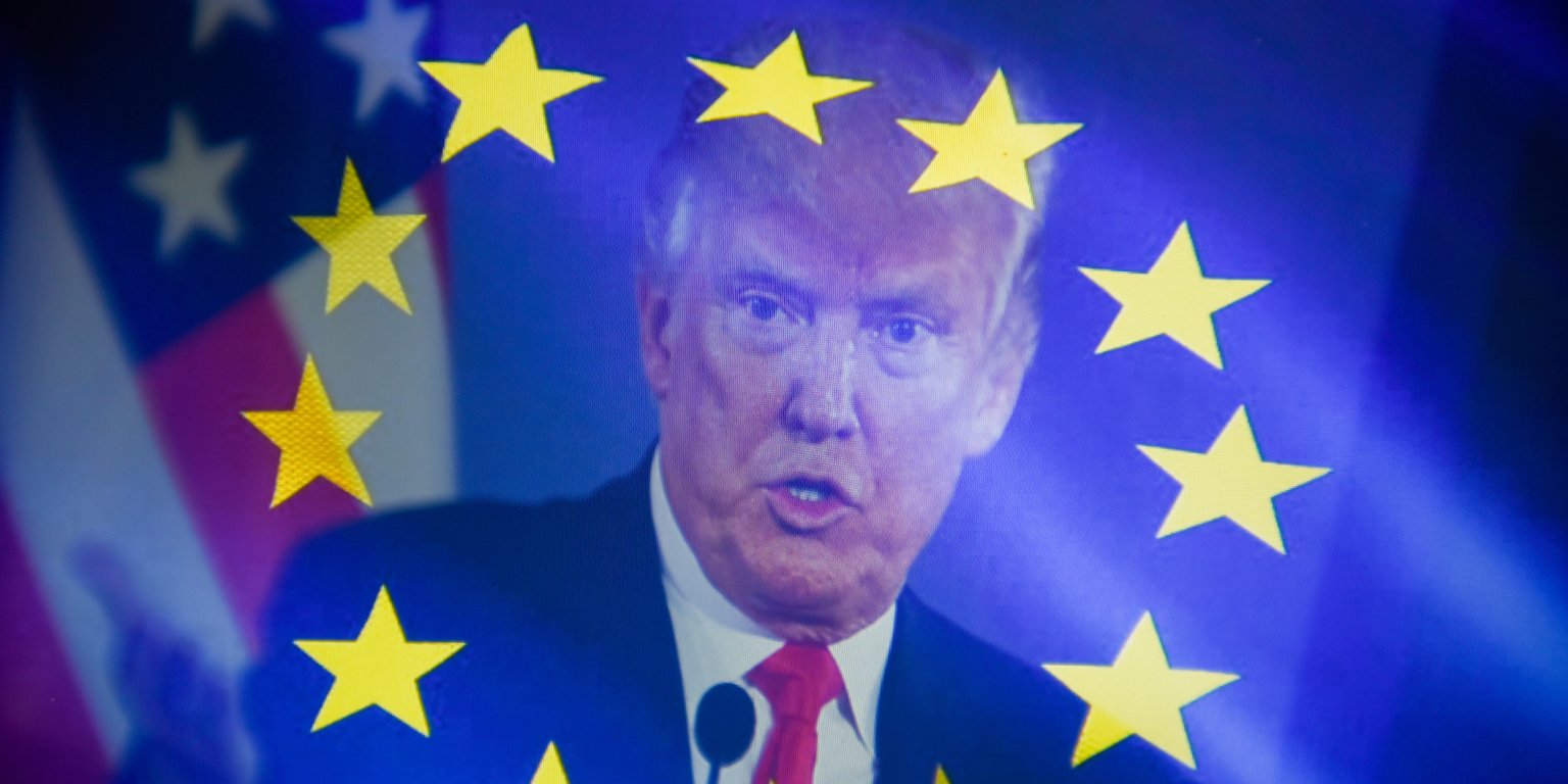 https://img4.s3wfg.com/web/img/images_uploaded/a/c/presidente-eeuu-donald-trump-bandera-europea-sobreimpresionada.jpg