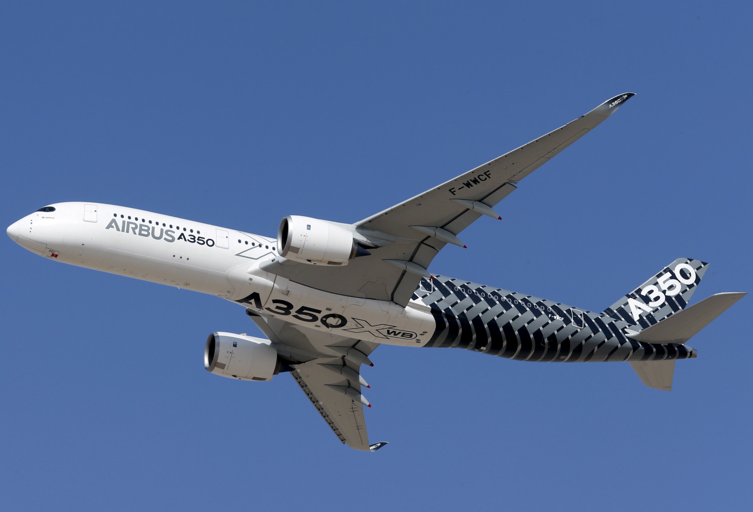 un airbus a350 effectue un defile aerien lors du salon aeronautique de dubai 20250428162013 