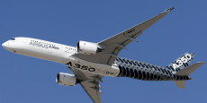 un airbus a350 effectue un defile aerien lors du salon aeronautique de dubai 20250428162013 