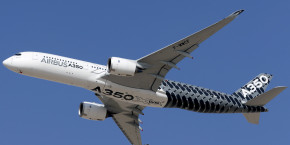 un airbus a350 effectue un defile aerien lors du salon aeronautique de dubai 20250428162013 