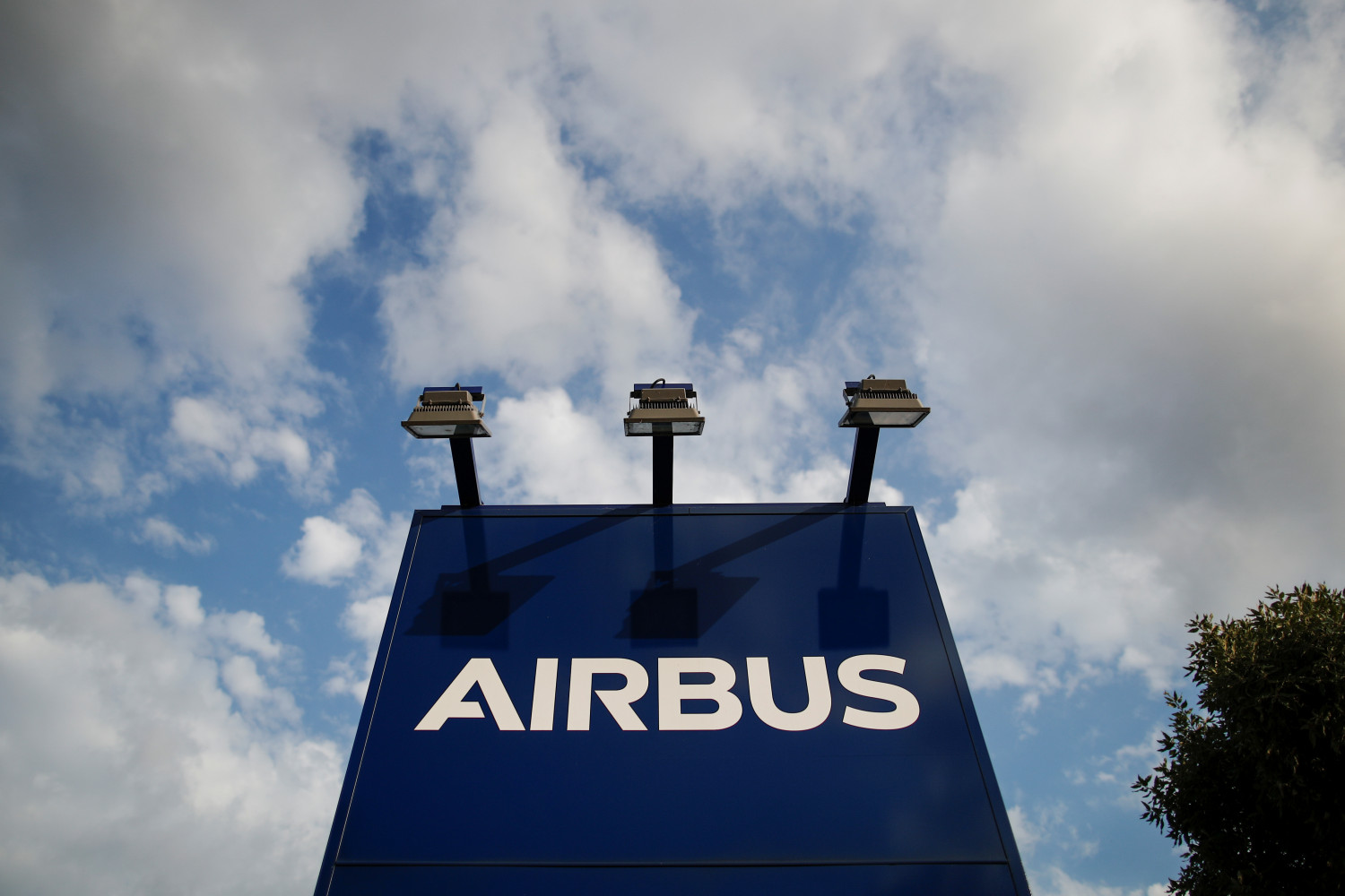 Airbus toca soporte y busca remontar el vuelo