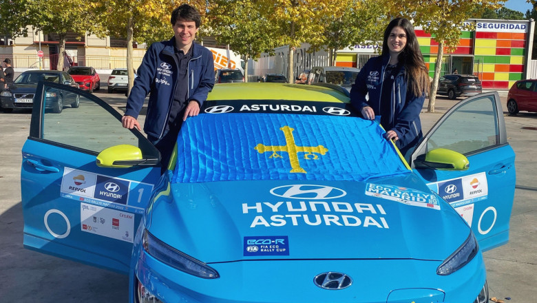 carla y daniel posan con el guppy asturdai 20221117115224 