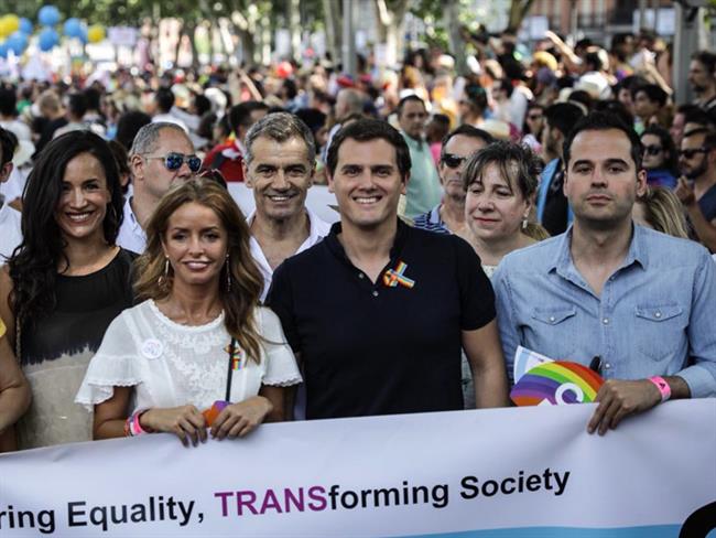 Albert Rivera en la manifestación del Orgullo Gay en Madrid | TWITTER CIUDADANOS ep albert riverala manifestacionorgullo gaymadrid