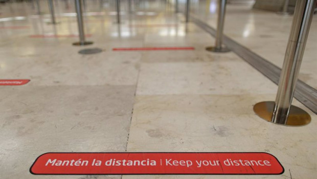 ep archivo   cartel de aviso de seguridad en el aeropuerto adolfo suarez madrid barajas