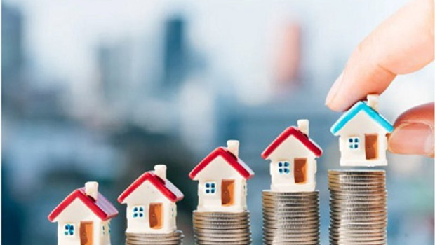 ep archivo   casas sobre monedas que reflejan el aumento de precios e intereses de las hipotecas en