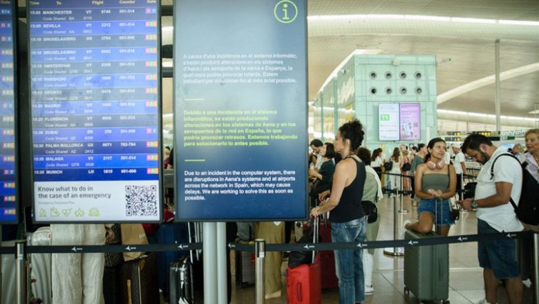 Archivo - Colas de pasajeros junto a una pantalla que avisa de los problemas causados por la incedencia informática en el Aeropuerto de Barcelona-El Prat. | ALBERTO PAREDES - EUROPA PRESS - Archivo ep archivo colas de pasajeros junto a una pantalla que avisa de los problemas causados por la