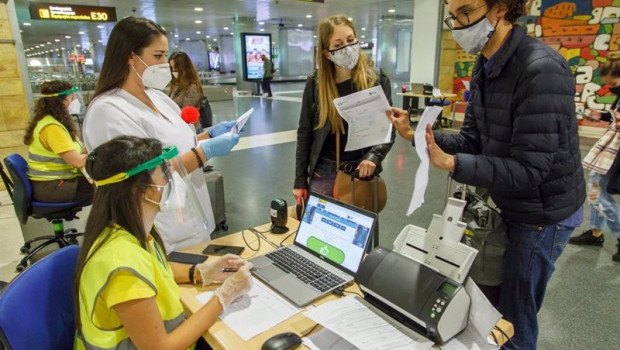 ep archivo - control de pasajeros en un aeropuerto de canarias