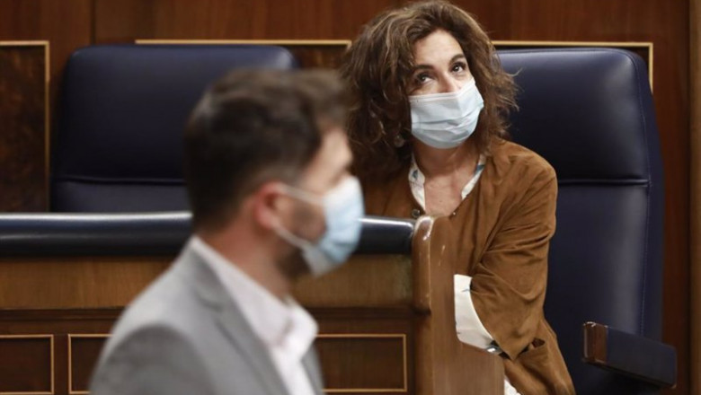 Archivo - El portavoz parlamentario de ERC, Gabriel Rufián, pasa al lado de la Hacienda, María Jesús Montero, durante una sesión de control al Gobierno en el Congreso de los Diputados en la que ha anunciado la fecha en la que comenzarán a tramitarse los i | Pool - Archivo ep archivo el portavoz parlamentario de erc gabriel rufian pasa al lado de la hacienda maria jesus