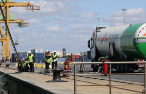 ep archivo - primera operacion de bunkering de gnl de camion a barco en el puerto de huelva