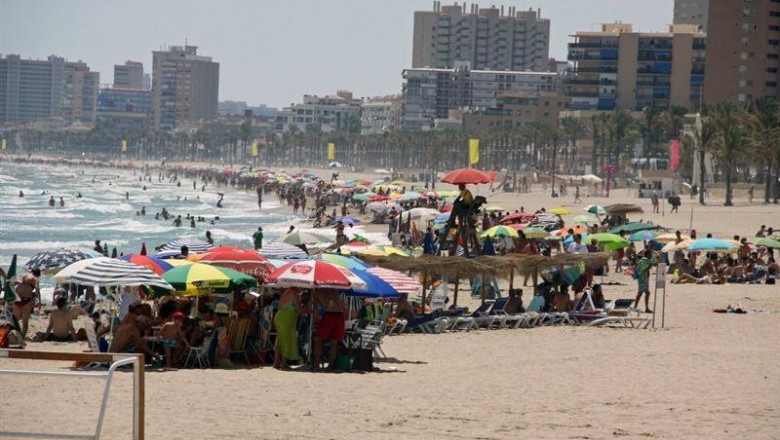 ep archivo turistas en la playa ep archivo turistas en la playa