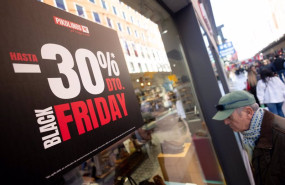 ep archivo   un escaparate avisa de los descuentos durante black friday