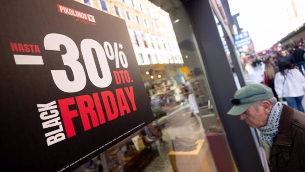 ep archivo   un escaparate avisa de los descuentos durante black friday