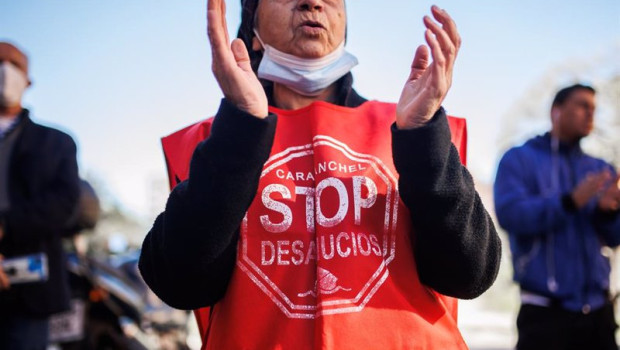 ep archivo   una activista de stop desahucios protesta contra el desahucio de una familia