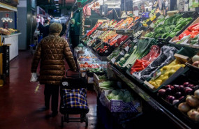 ep archivo   una mujer realiza compras en un mercado de alimentacion