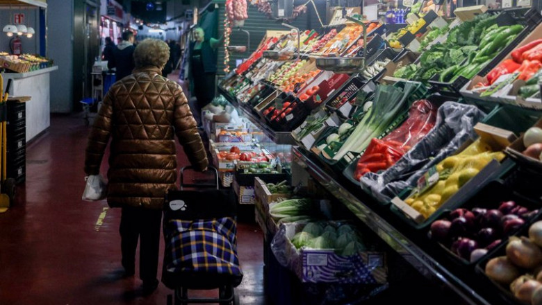 ep archivo una mujer realiza compras en un mercado de alimentacion ep archivo una mujer realiza compras en un mercado de alimentacion