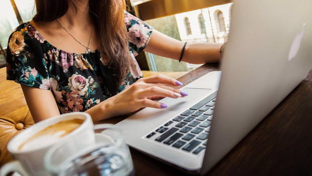 ep archivo   una persona trabajando con su ordenador