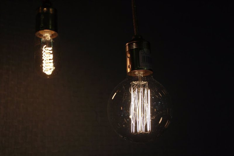 El precio de la luz da un respiro este jueves y baja un 1,7%, hasta los 93 euros por MWh