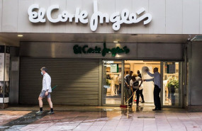 ep archivo   varios trabajadores de el corte ingles de la calle goya realizan labores de limpieza y