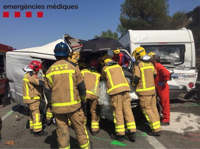 Bomberos trabajando en un accidente de tráfico en la AP-7 | SEM ep bomberos trabajandoun accidentetraficola ap-7
