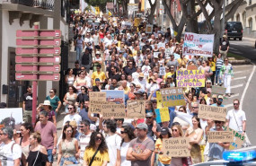 ep decenas de personas protestan durante una manifestacion contra el modelo turistico a 20 de abril