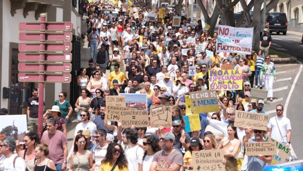 ep decenas de personas protestan durante una manifestacion contra el modelo turistico a 20 de abril