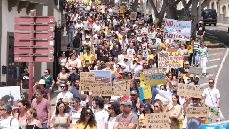 ep decenas de personas protestan durante una manifestacion contra el modelo turistico a 20 de abril ep decenas de personas protestan durante una manifestacion contra el modelo turistico a 20 de abril