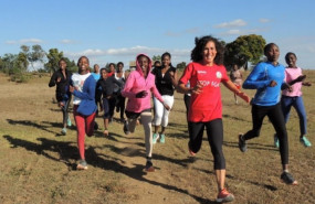 ep doce mujeres de la ong wanawake se unen en una prueba deportiva contra la mutilacion genital y el