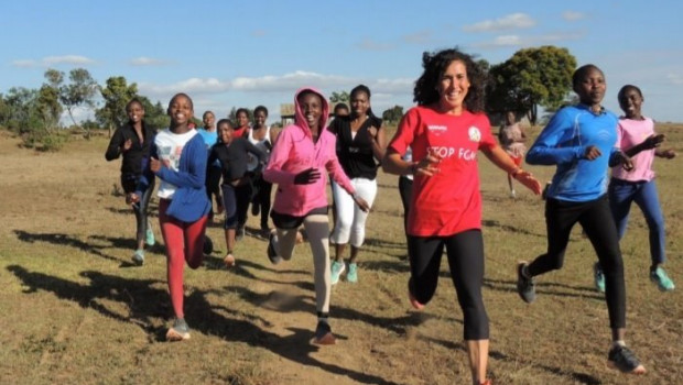 ep doce mujeres de la ong wanawake se unen en una prueba deportiva contra la mutilacion genital y el