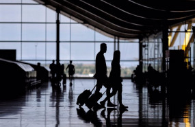 ep dos personas con equipaje en la t4 del aeropuerto adolfo suarez madrid barajas en madrid espana