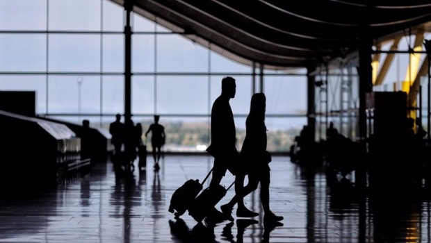 ep dos personas con equipaje en la t4 del aeropuerto adolfo suarez madrid barajas en madrid espana