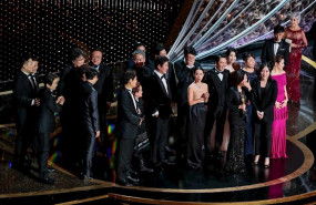 ep el equipo de parasitos al recoger el oscar a mejor pelicula el pasado 10 de febrero