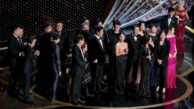 ep el equipo de parasitos al recoger el oscar a mejor pelicula el pasado 10 de febrero