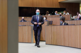ep el jefe de gobierno de andorra xavier espot dirigiendose a la tribuna del orador en el consell