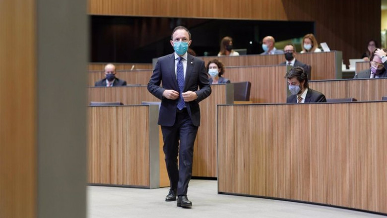 ep el jefe de gobierno de andorra xavier espot dirigiendose a la tribuna del orador en el consell