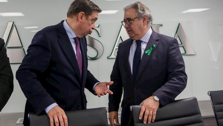 El ministro de Agricultura, Pesca y Alimentación, Luis Planas, y el eurodiputado del PP Juan Ignacio Zoido, en una foto de archivo. | Ricardo Rubio - Europa Press - Archivo ep el ministro de agricultura pesca y alimentacion luis planas y el eurodiputado del pp juan ignacio
