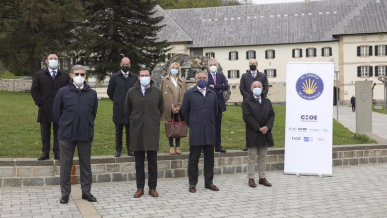 El presidente de la CEOE, Antonio Garamendi, y el presidente de la CEN, Juan Miguel Sucunza, en Roncesvalles en el inicio de la campaña 'El Camino de las Empresas 2021'. | CEOE ep el presidente de la ceoe antonio garamendi y el presidente de la cen juan miguel sucunza en