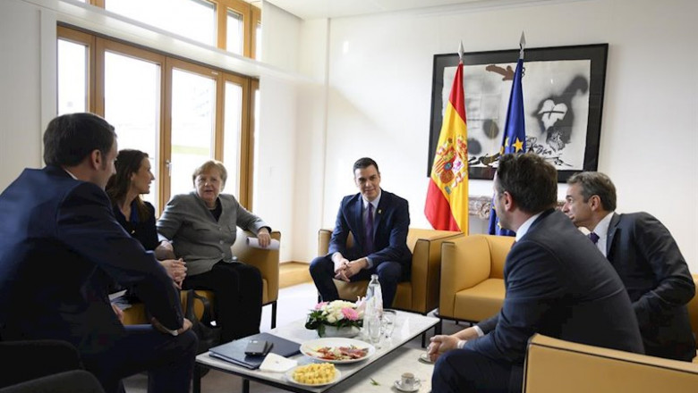 ep el presidente del gobierno pedro sanchez c se reune en la delegacion espanola con los lideres de