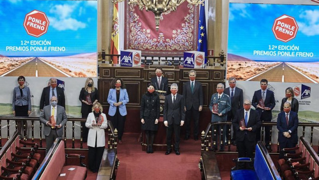 ep foto de familia con premiados y autoridades en el premio ponle freno 2020 en el senado
