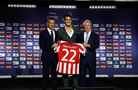 ep i-d director deportivoatleticomadrid andrea berta jugadorfutbol mario hermoso ypresidenteatleticomadrid enrique cerezo durantepresentacionhermosonuevo jugadoratleticomadridwanda metropol