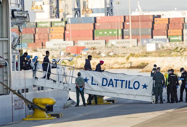 ep inmigrantes desembarcandodattilo deflotillaaquarius