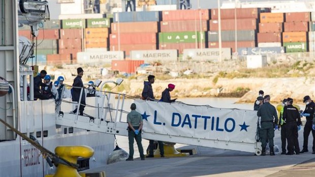 ep inmigrantes desembarcandodattilo deflotillaaquarius
