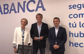 ep la directora comercial de abanca seguros sonia lucio velez el excopiloto luis moya y el director