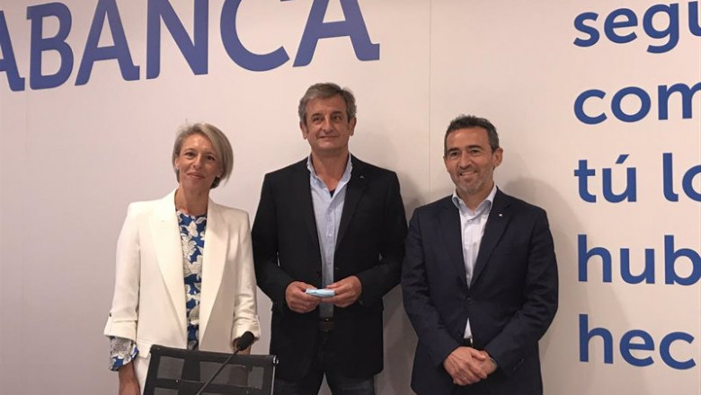 ep la directora comercial de abanca seguros sonia lucio velez el excopiloto luis moya y el director